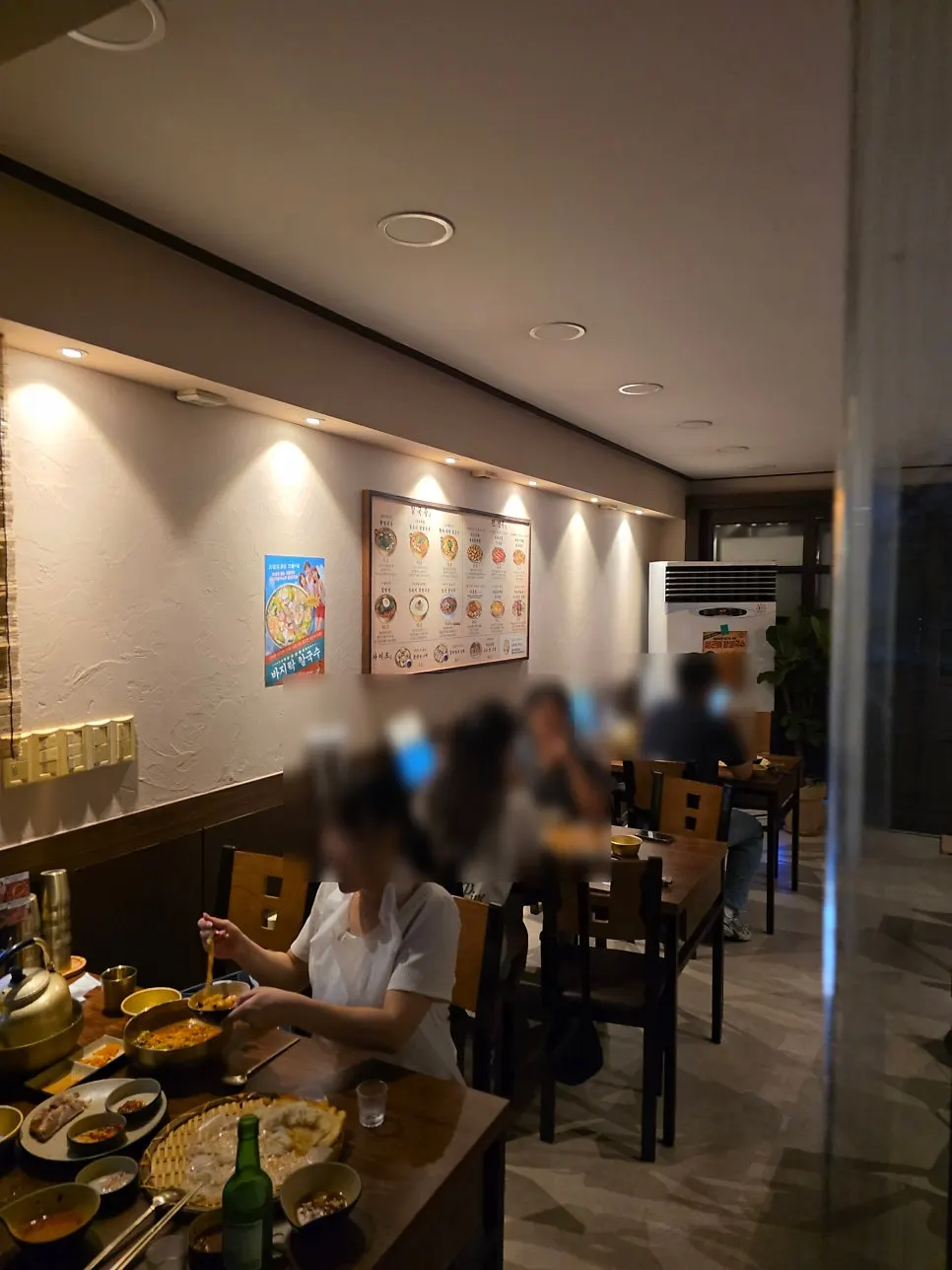 温かい雰囲気の끝장역삼の店内