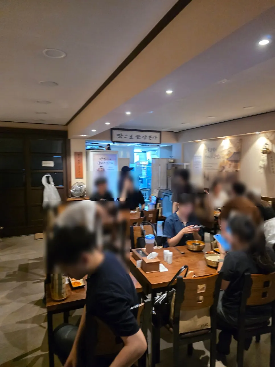 끝장역삼の店内テーブルの様子
