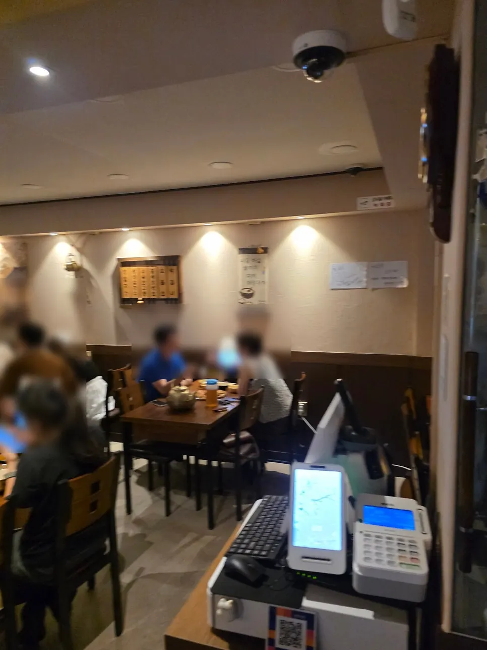 写真で飾られた끝장역삼の店内