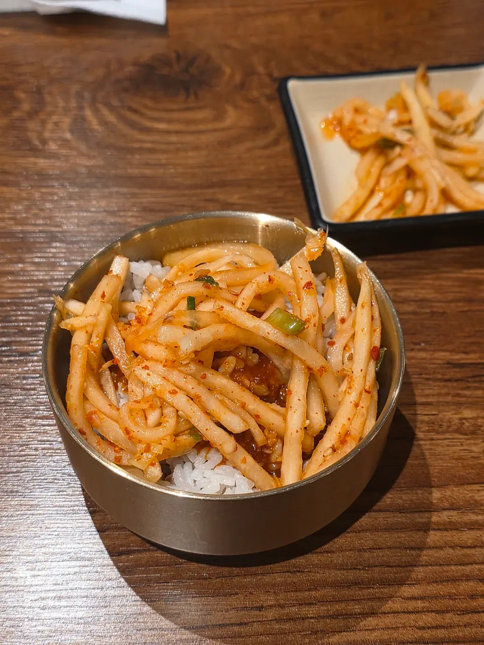 無料で提供される麦ごはんと大根なます