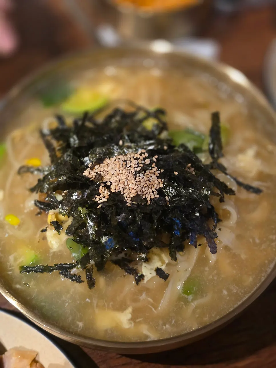 麺を持ち上げたカルグクスのクローズアップ