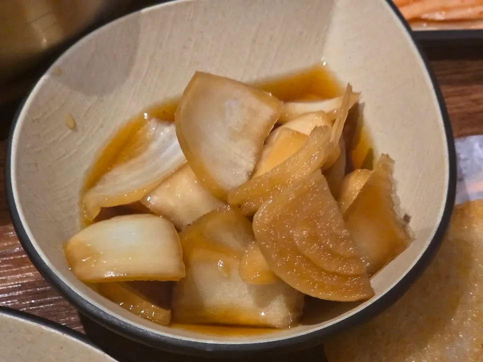 チヂミに添えられた玉ねぎ漬けと醤油ダレ