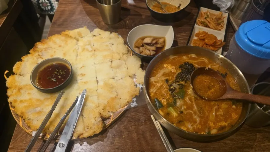 감자전과 장칼국수, 막걸리를 함께 차린 테이블