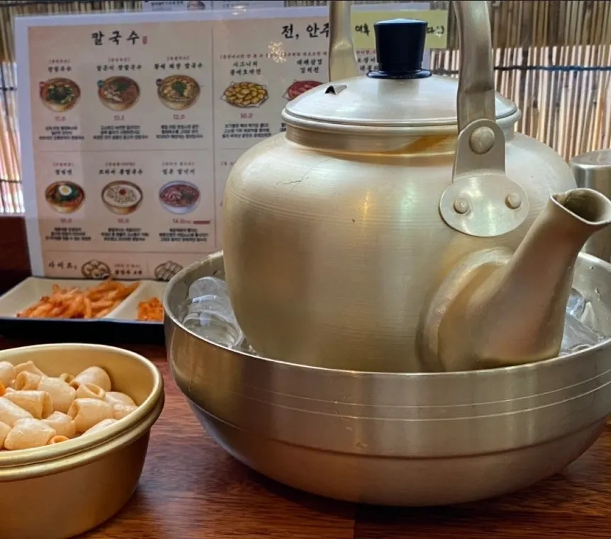 잔에 따른 막걸리와 감자전