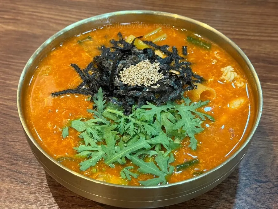 Wide, thick noodles of the clam kalguksu