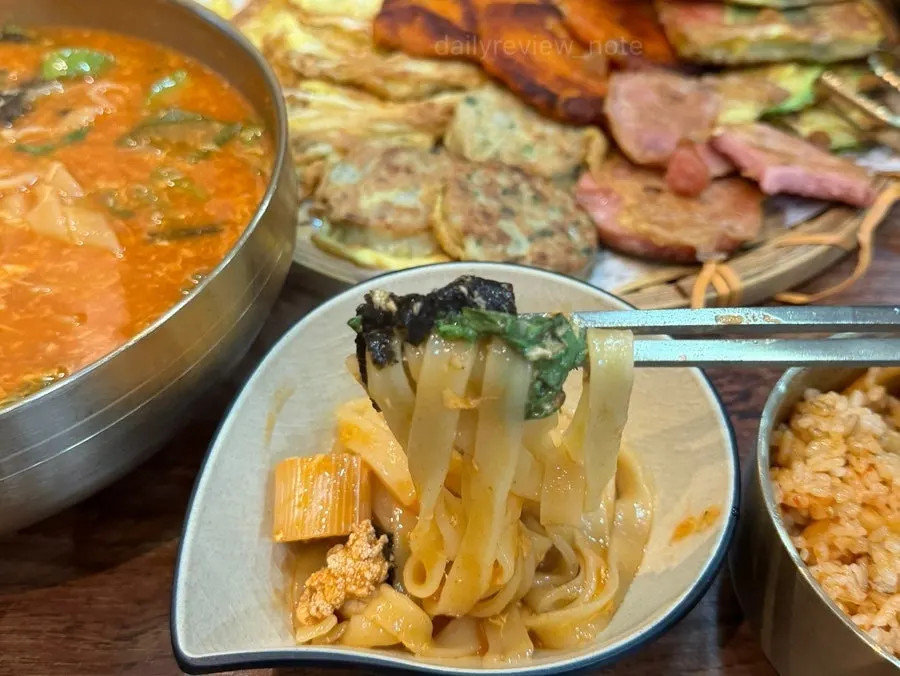 Noodles soaked in the jang kalguksu broth