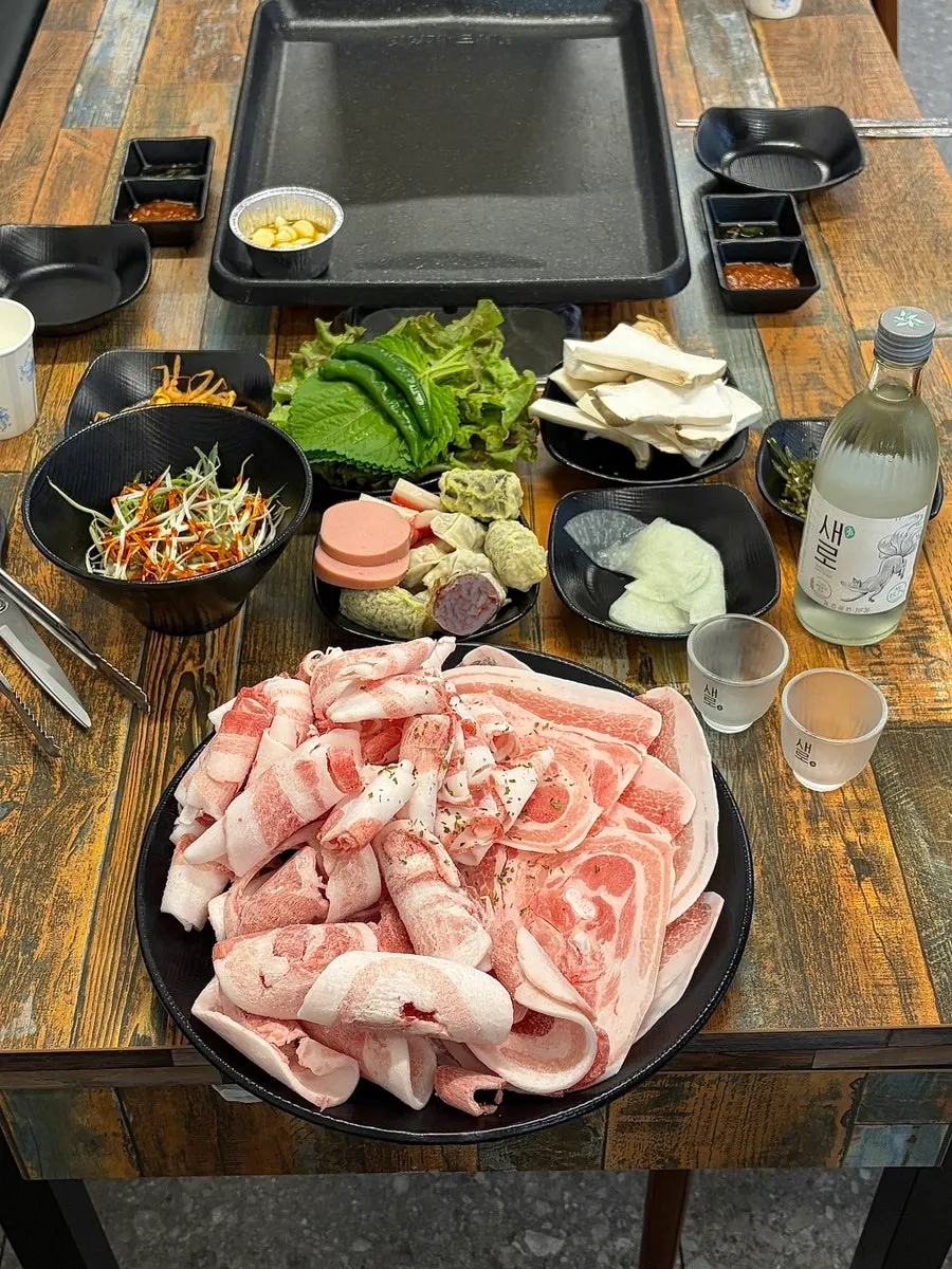 摆放23种食材的自助吧