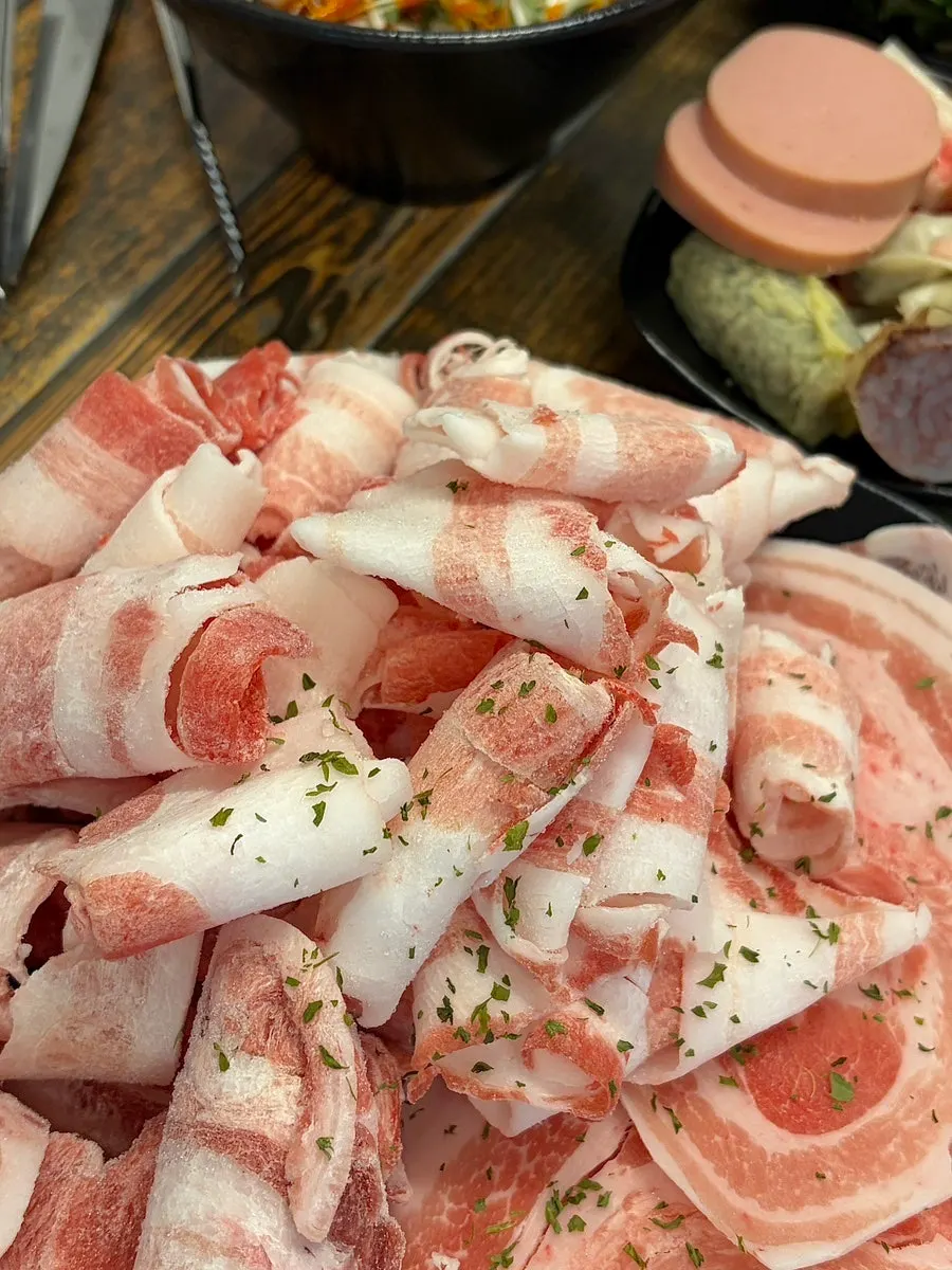 摆满自助吧食材的餐桌