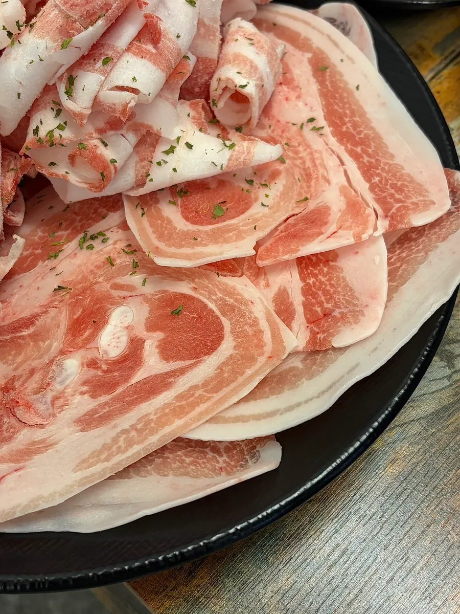 摆有肉和自助吧盘子的餐桌