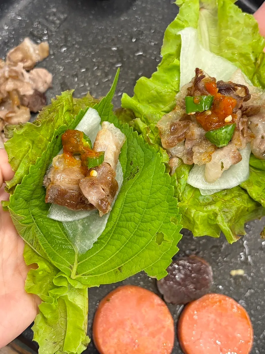 烤得焦黄的深卷肉、饺子和紫菜卷