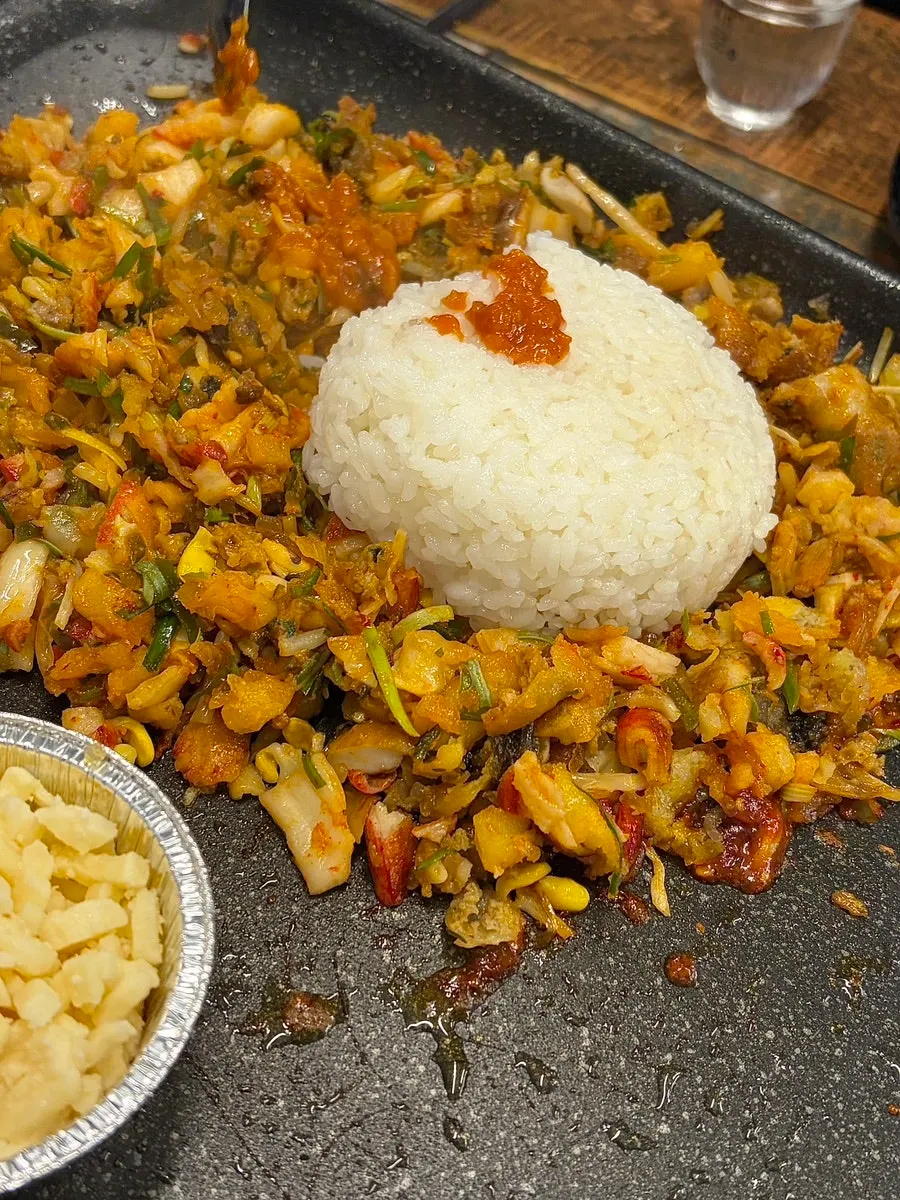 烤得酥脆的紫菜卷和饺子