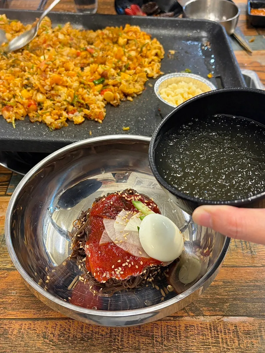 烤盘装满的肉和配菜
