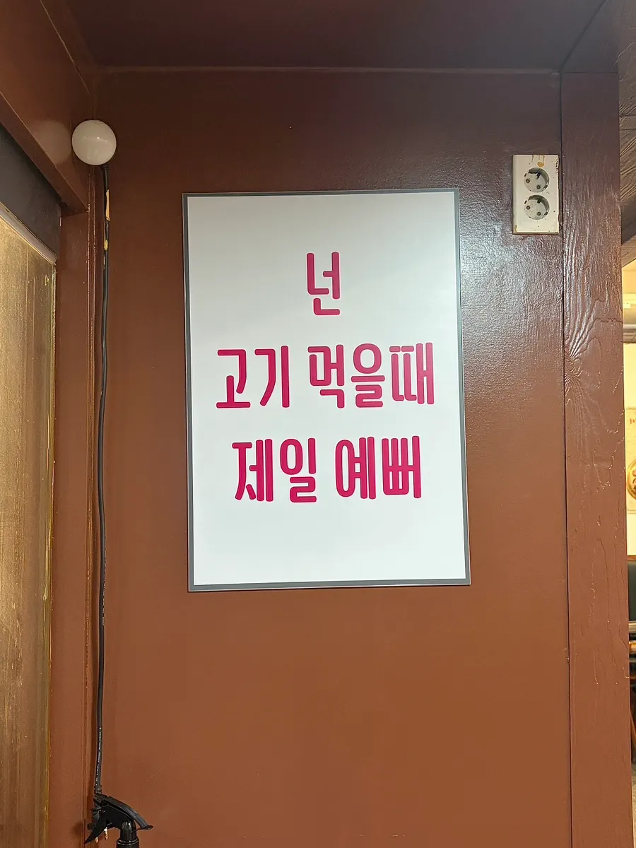 用炒饭和冷面收尾的餐桌
