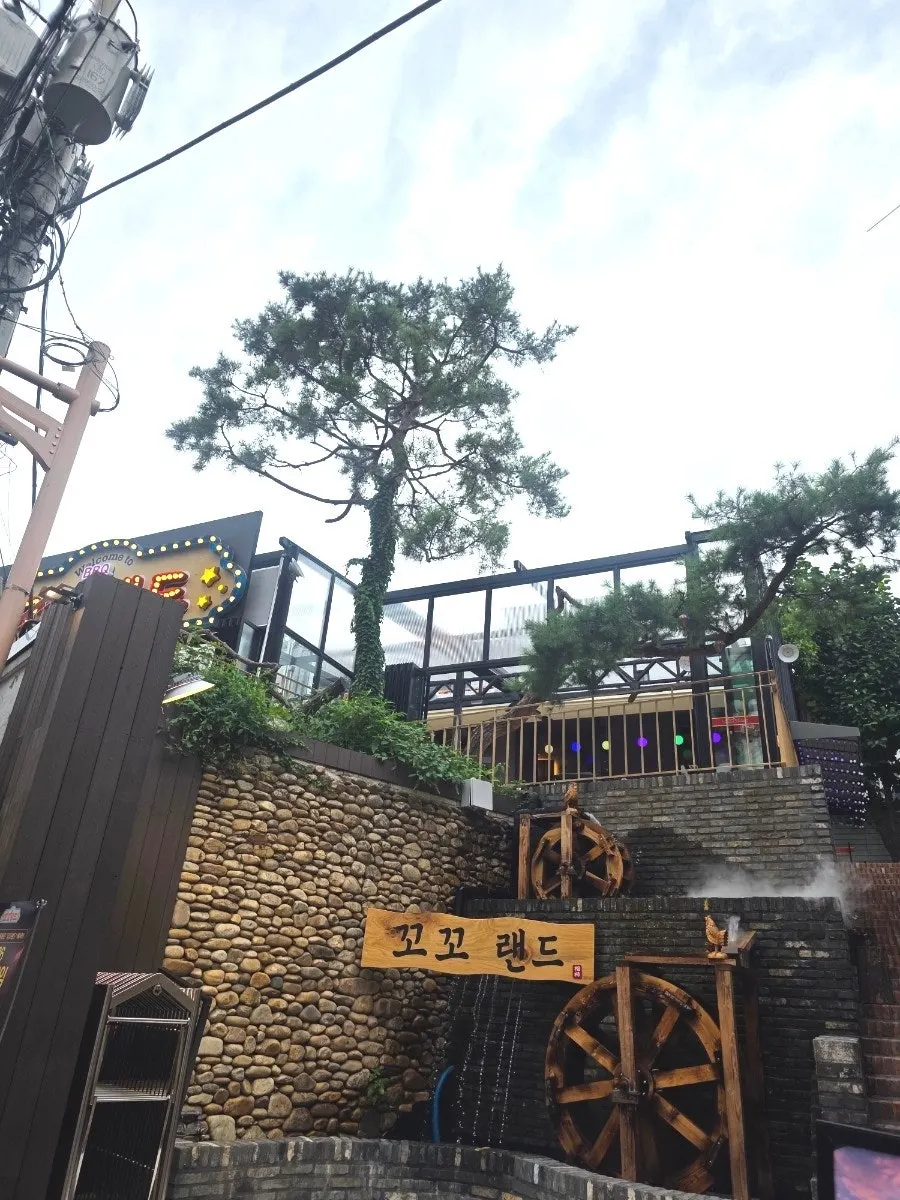 홍대 골목길 꼬꼬랜드 1층 입구