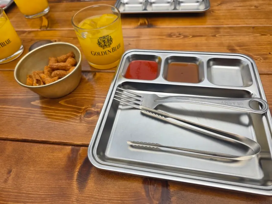 꼬꼬랜드 테이블 세팅과 야장 분위기