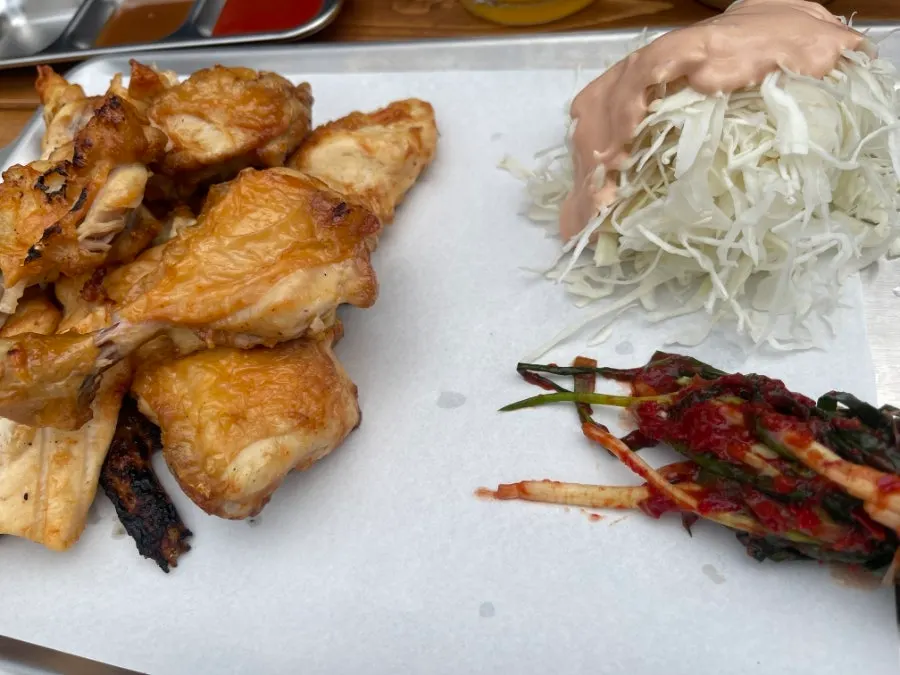노릇하게 구워진 숯불 치킨바베큐