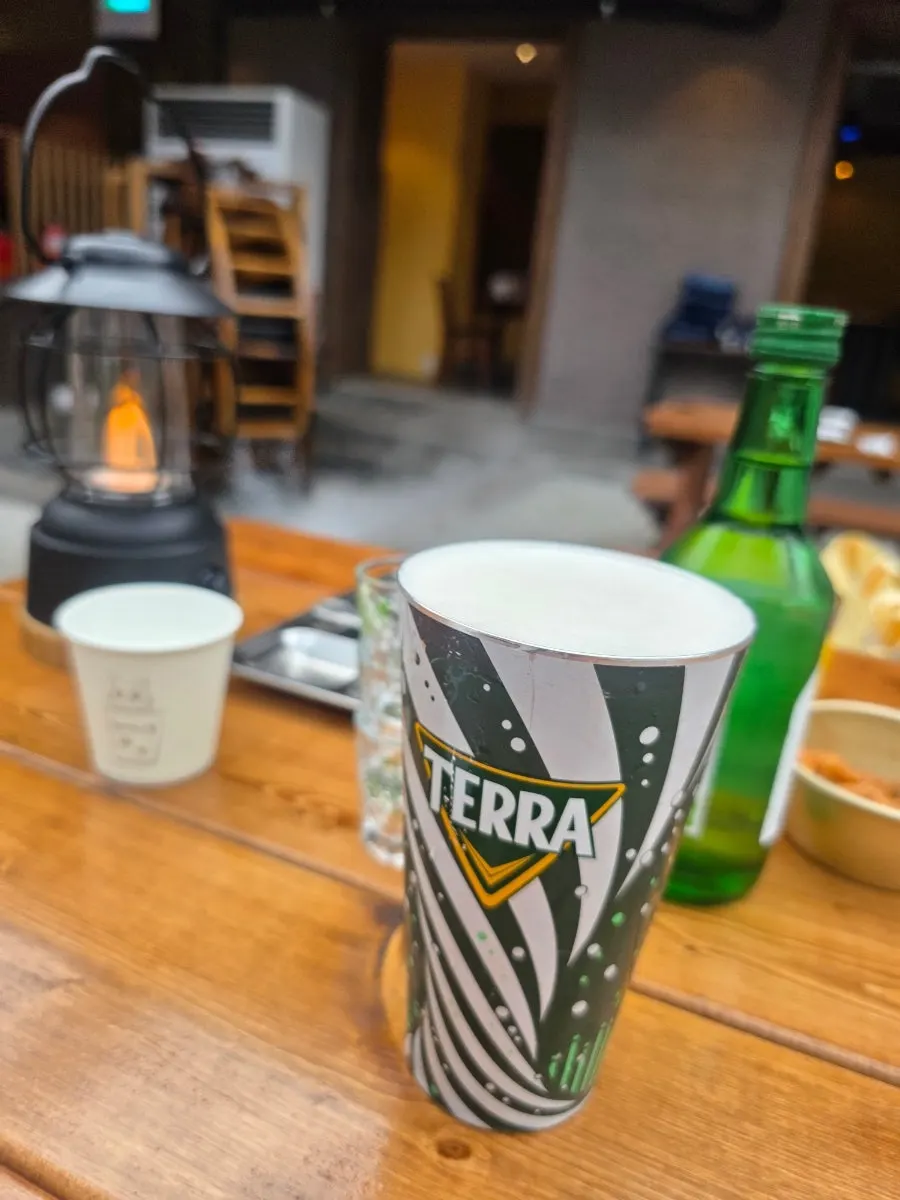 테라 생맥주와 소주가 놓인 테이블