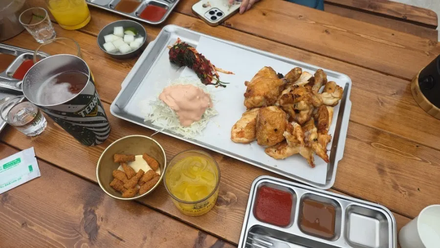 기본으로 나온 양배추샐러드와 파김치