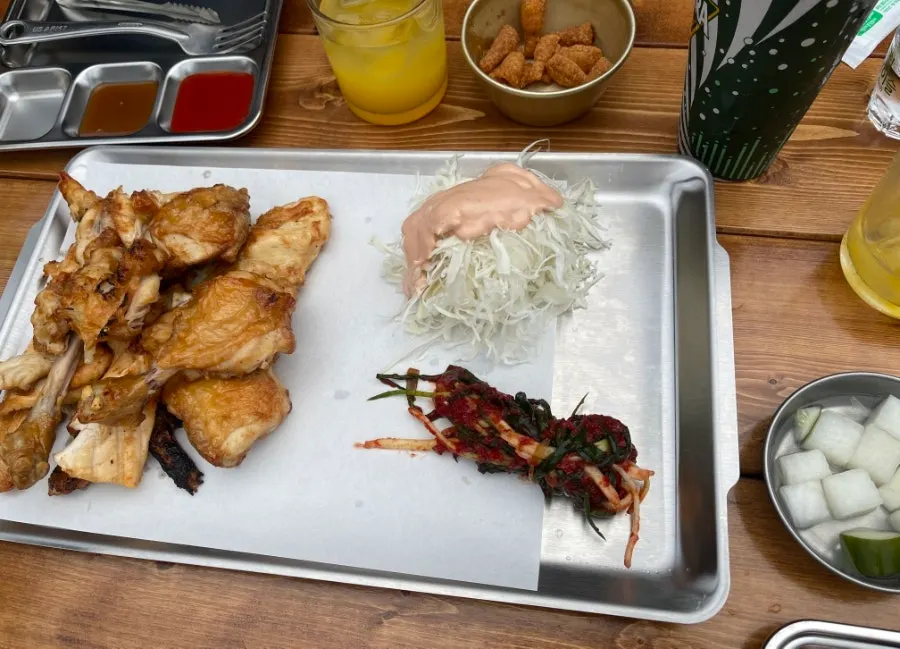 돌돌 말린 파김치와 숯불 치킨