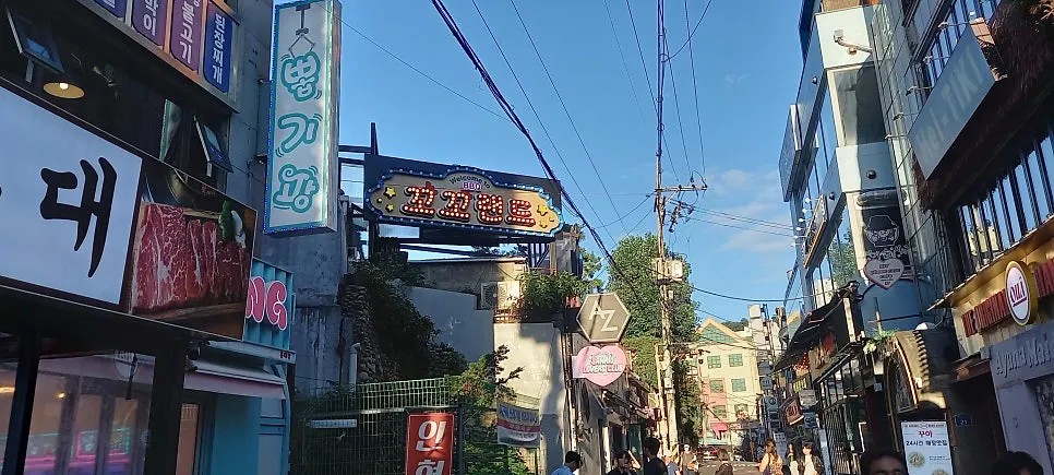 꼬꼬랜드 야외 테이블에 차려진 닭목살 양념구이 한 상