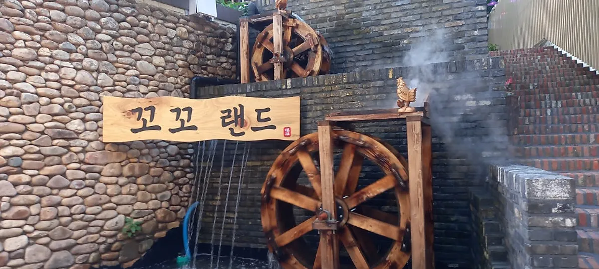 와우산로19길 골목의 꼬꼬랜드 간판과 입구