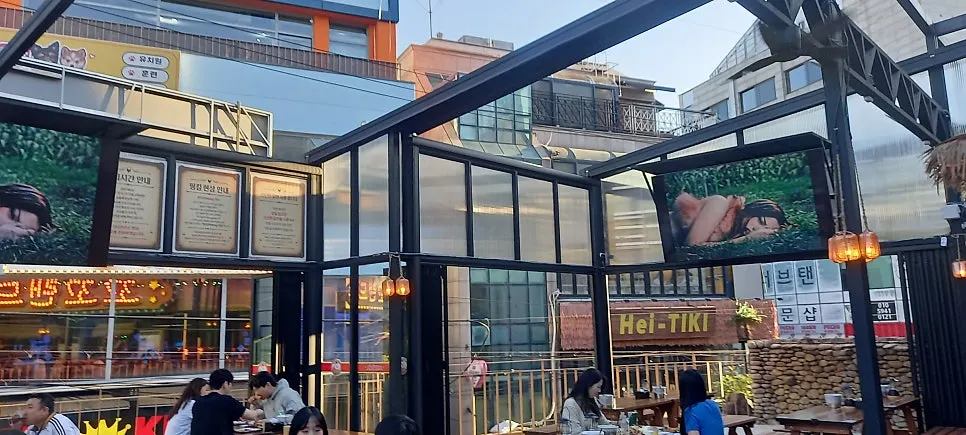 나무 테이블과 벤치가 놓인 꼬꼬랜드 야외석