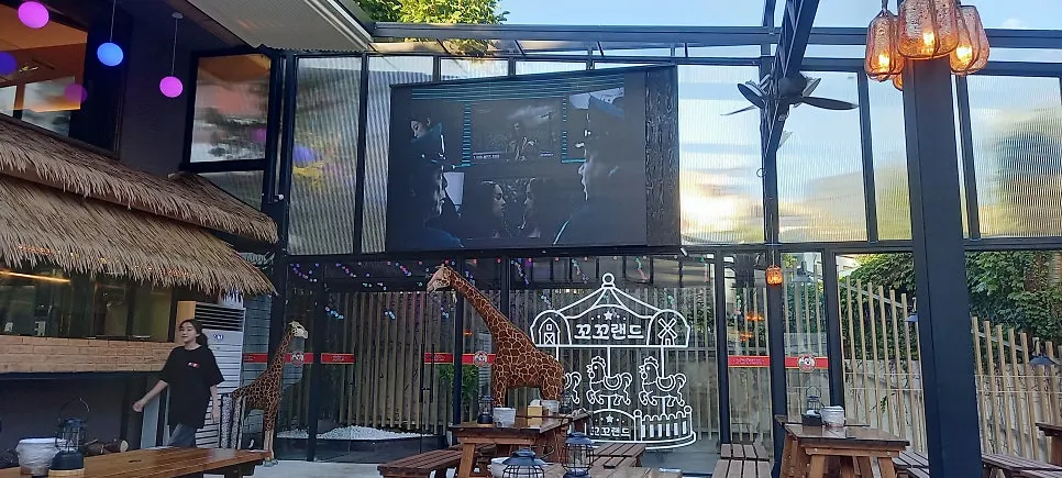 여러 명이 둘러앉기 좋은 꼬꼬랜드 야외 테이블