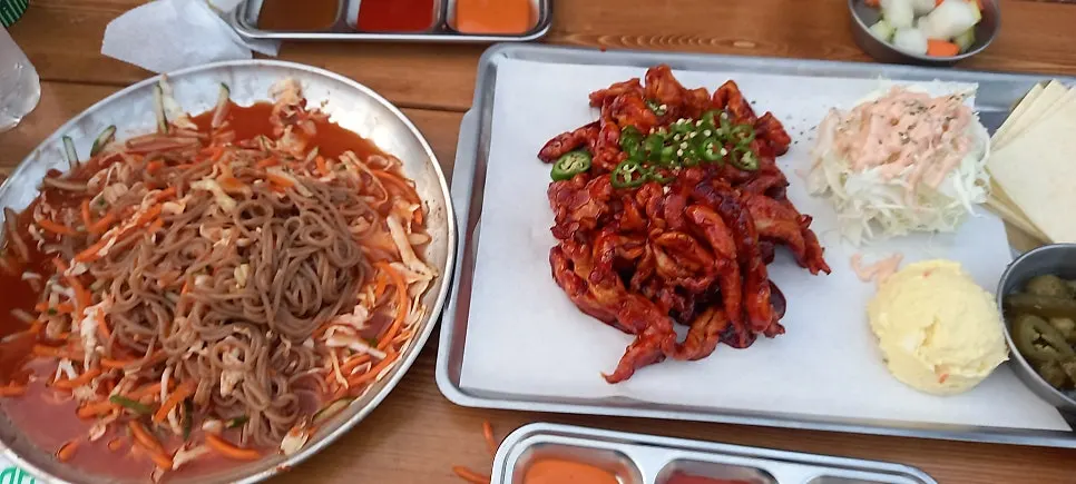 면과 채소를 섞은 살얼음 막국수