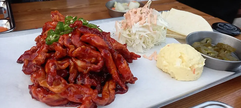 양념구이와 함께 놓인 살얼음 막국수