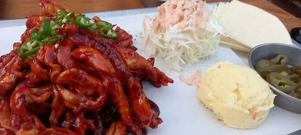 맥주와 함께 천천히 비워지는 양념구이 접시