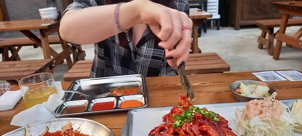 야외 테이블에 놓인 맥주잔과 안주