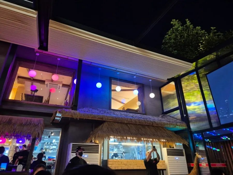 Amplios asientos en la terraza de Kkoko Land