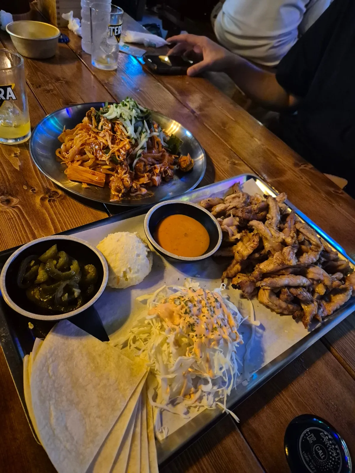 Bandeja de acero con chicken neck a la parrilla con carbón