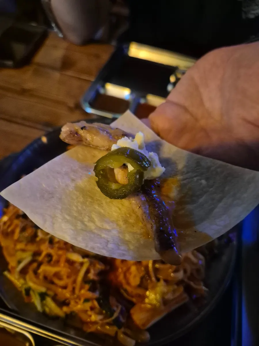 Envolviendo el chicken neck en una tortilla