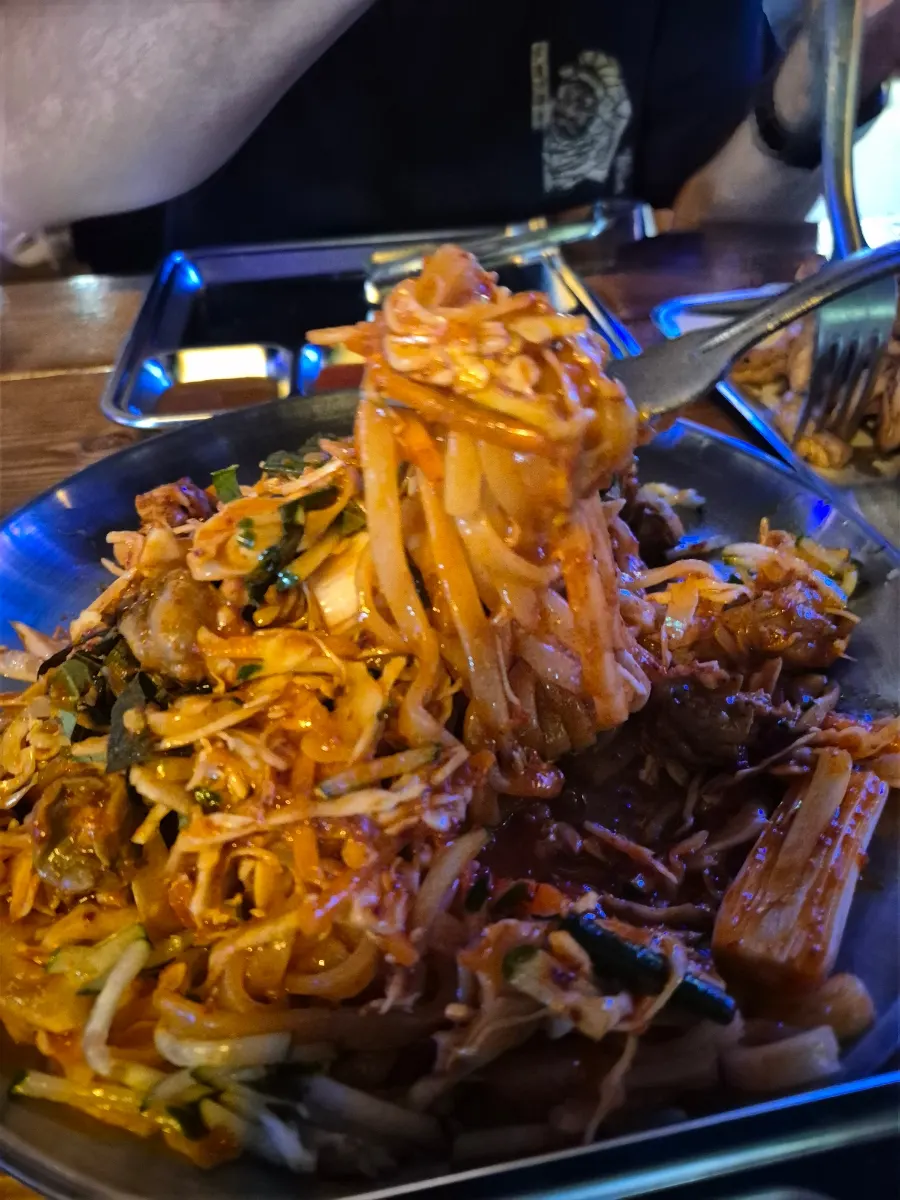 Un bocado de kalbaengi con fideos anchos de calguksu