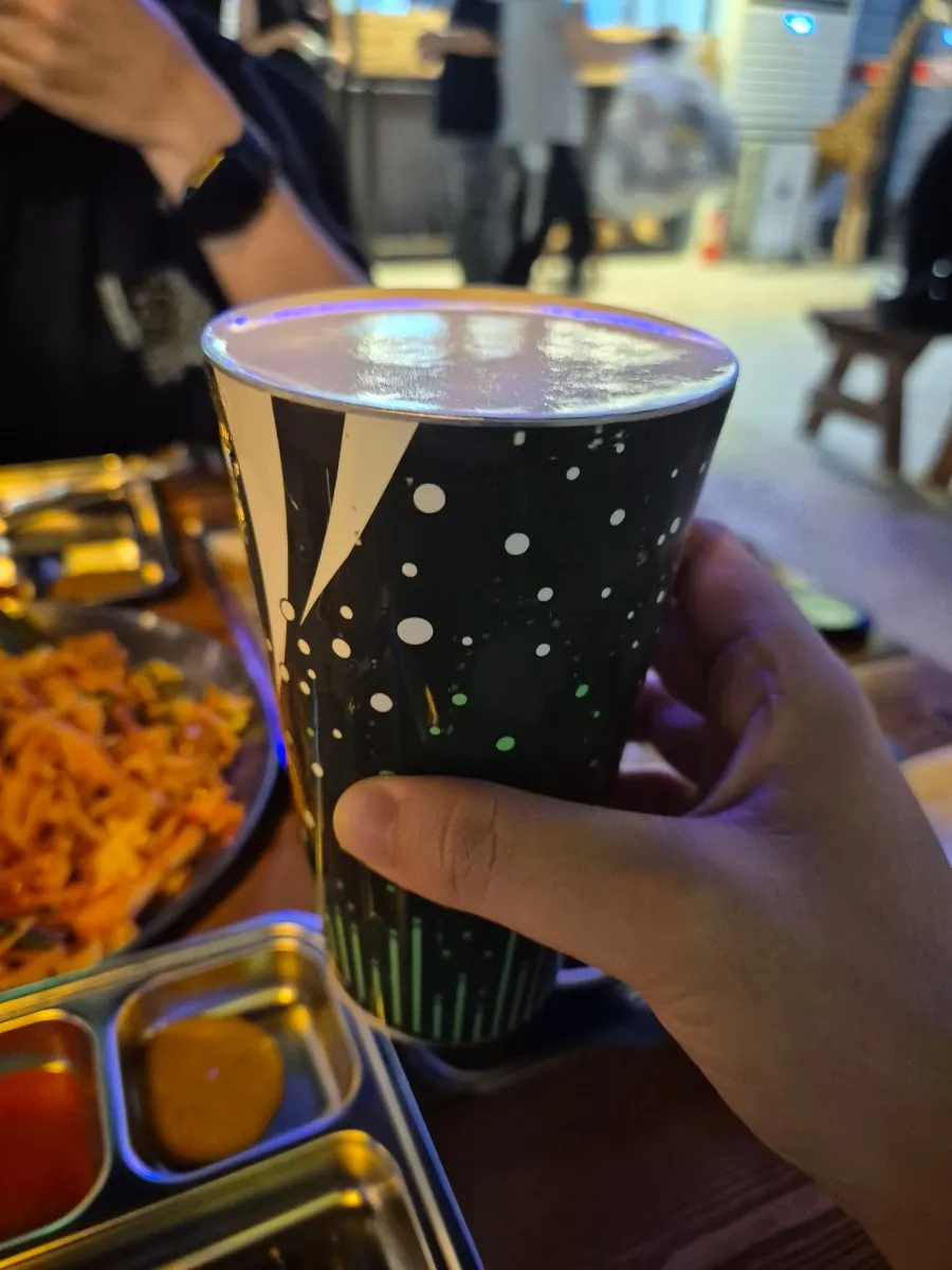 Cerveza fría en la mesa de la terraza