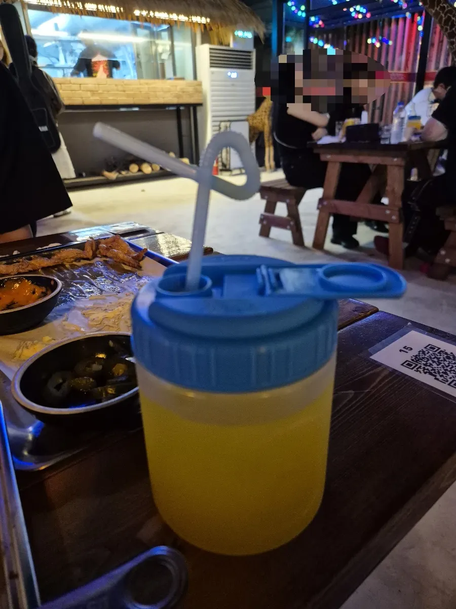 Mesa de la terraza con acompañamientos y cerveza