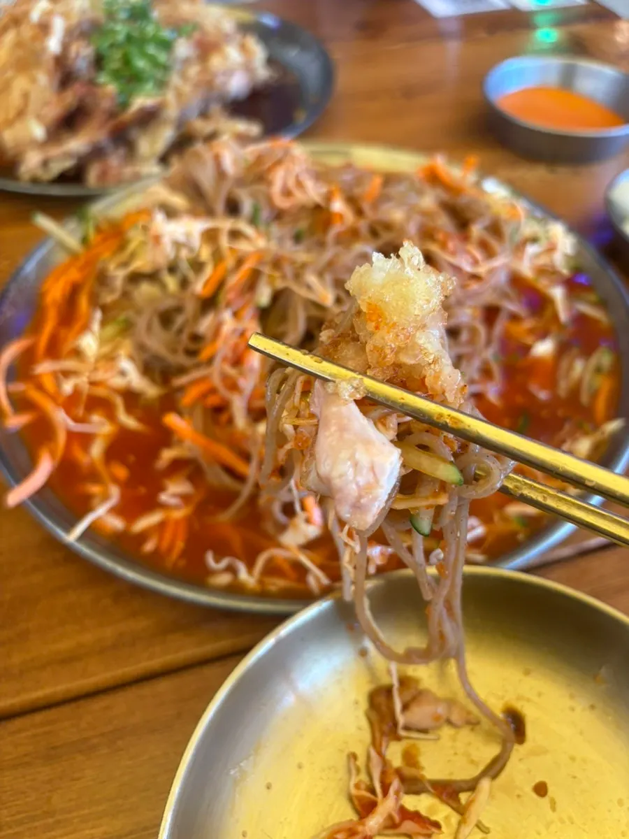 바삭한 튀김옷의 닭다리살 유린기 클로즈업