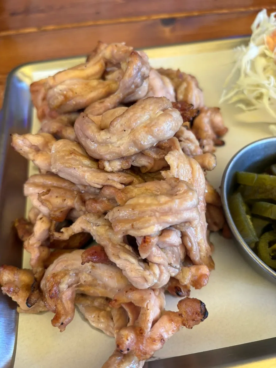 숯불향 입힌 쫄깃한 닭목살 구이