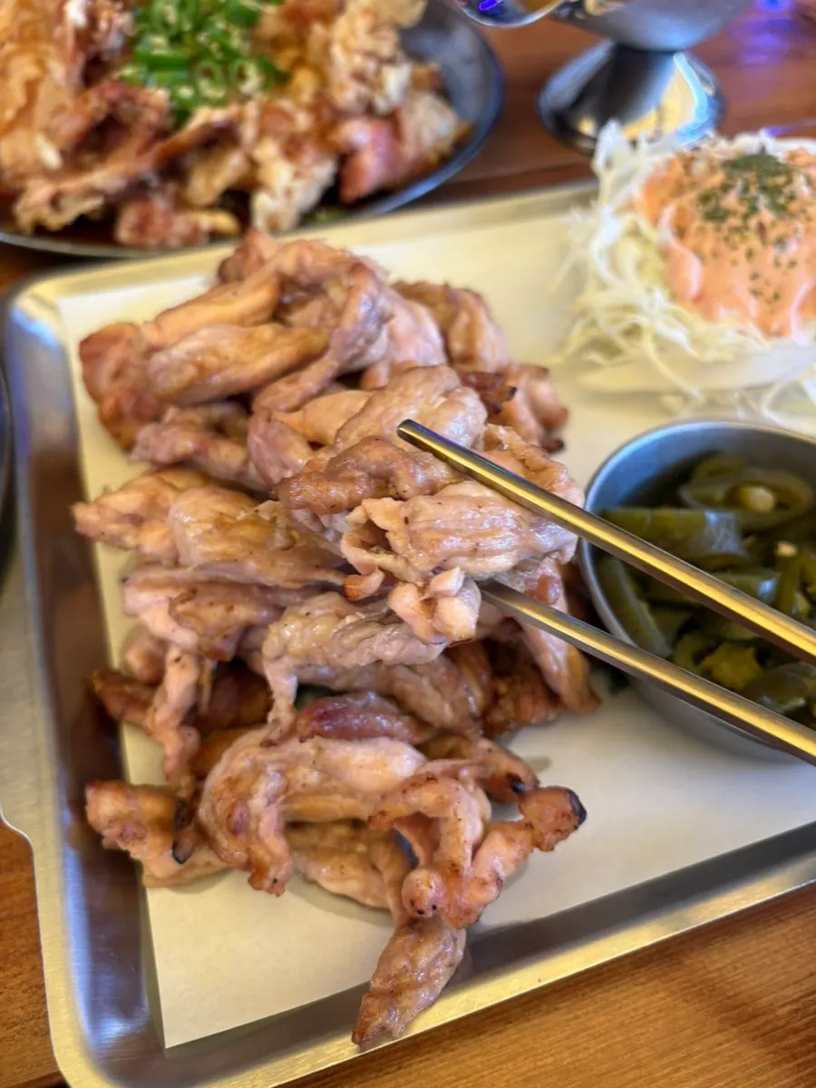 닭목살 소금구이 플레이팅 클로즈업