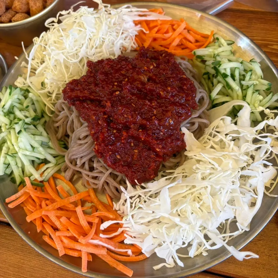 큼직한 대접에 담긴 기가막힌 살얼음 막국수