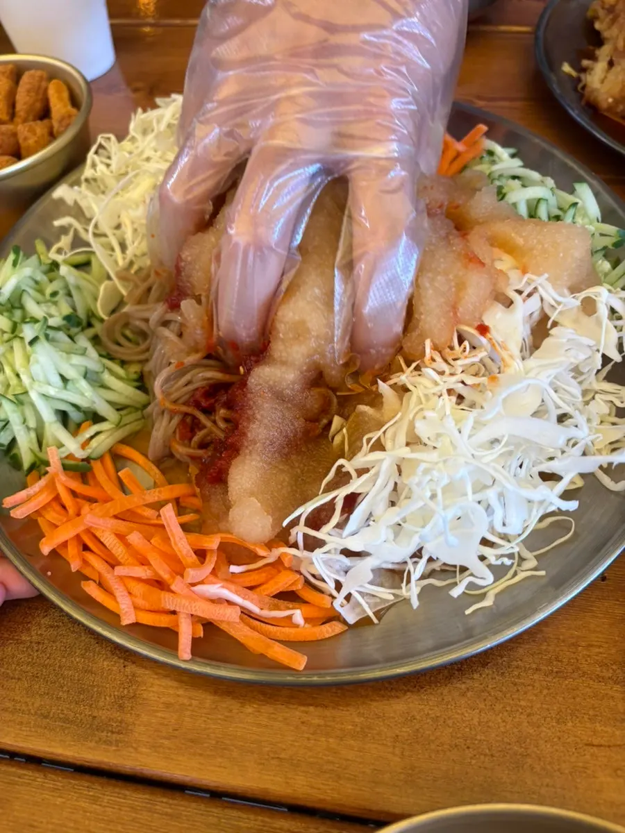 살얼음 육수와 아삭한 채소가 올라간 막국수