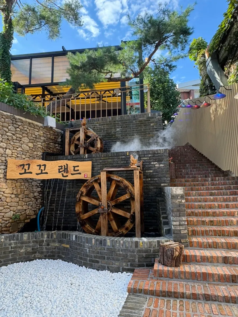 천장을 연 개폐형 루프탑 야장 좌석