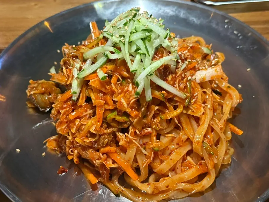 골뱅이와 채소가 올라간 서교동 칼뱅이