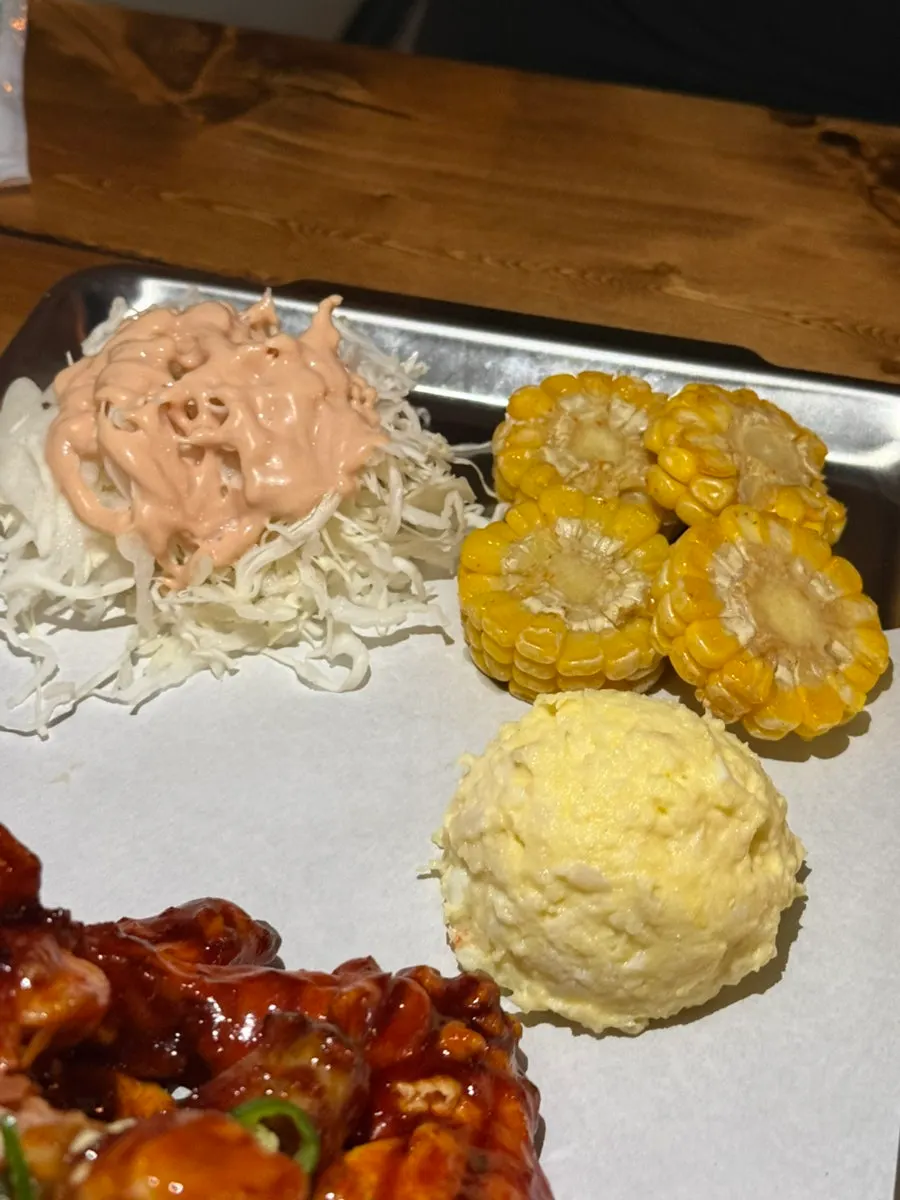 부드러운 살결의 숯불 양념 닭바베큐