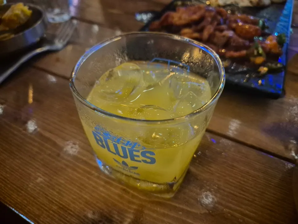 Yellow welcome drink packed with ice