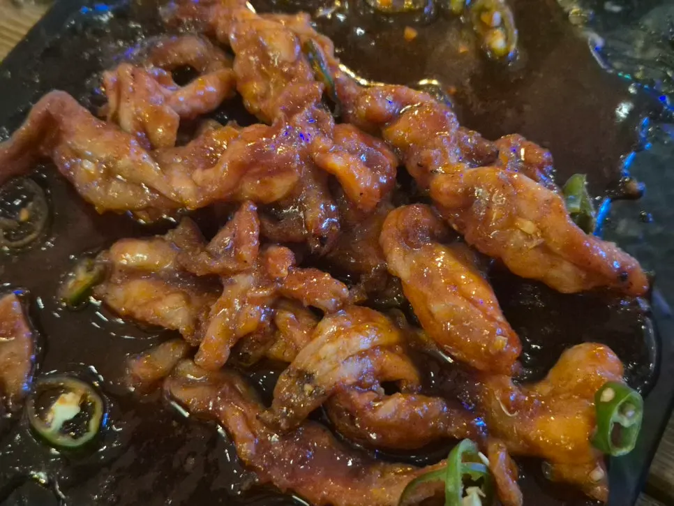 Chicken-leg-shaped cracker as basic starter snack