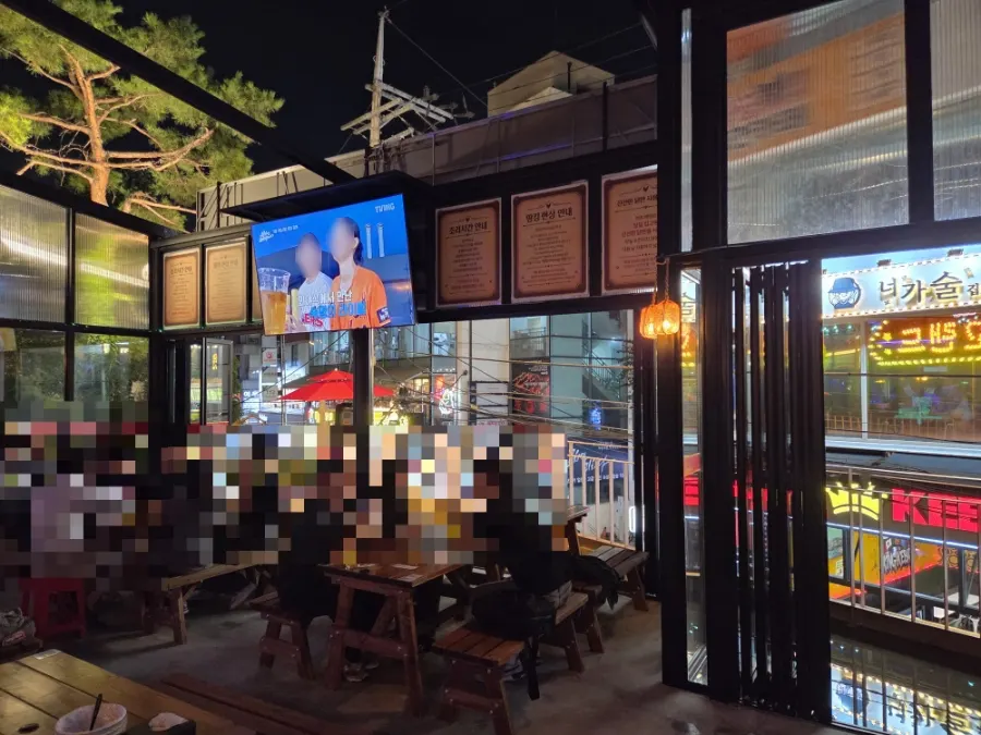 테이블이 많이 놓인 야장 공간