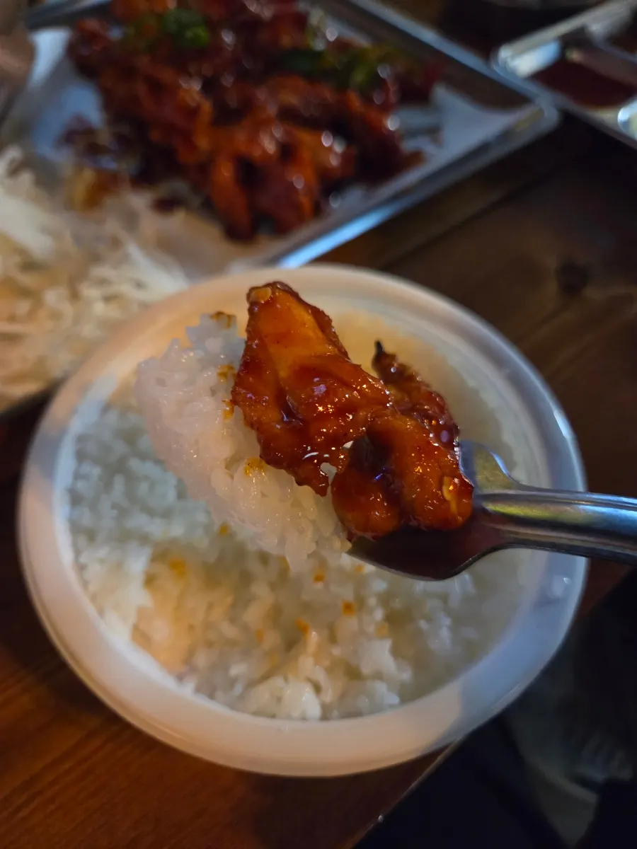 햇반과 양념 닭목살로 만든 치밥