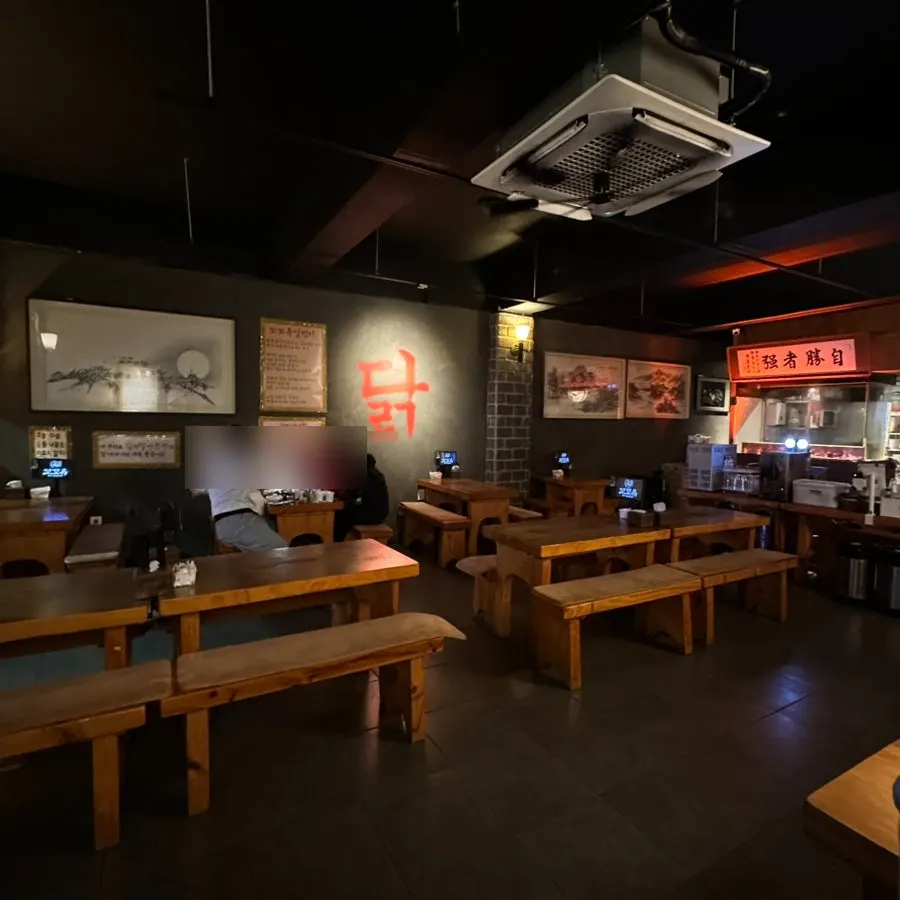 Spacious table seating at Kkokkok